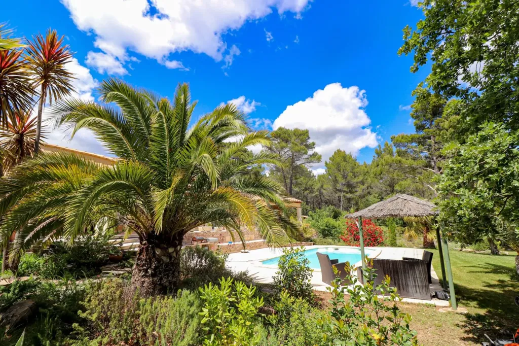 Piscine - Propriété avec Piscine et Jardin Paysager à Flayosc