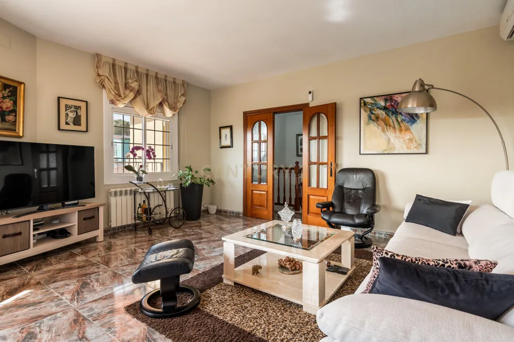 Living Room - Independent House with Montserrat Views in Abrera