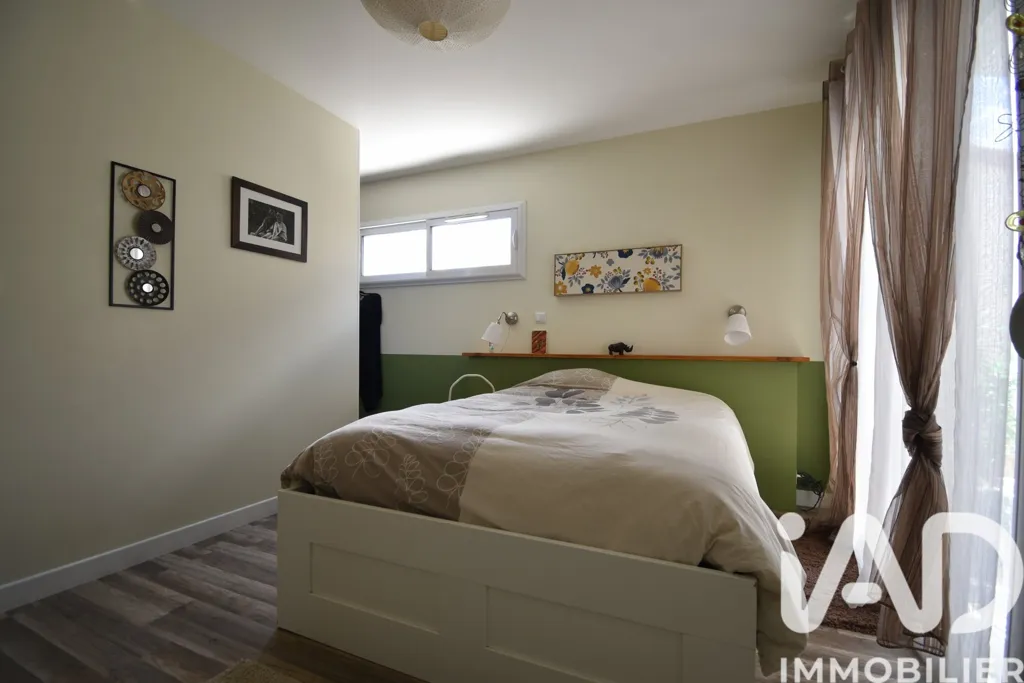 Chambres - Maison 5 Pièces avec Terrasses à Proximité