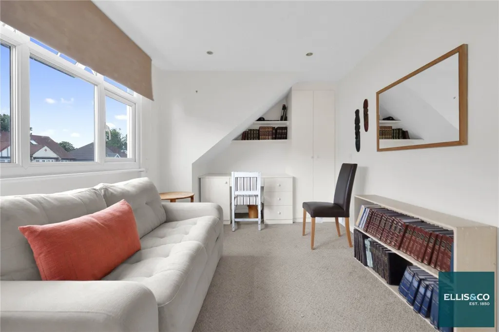 Living Room - 6-bedroom house in Barnet