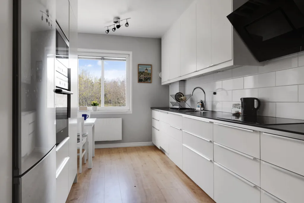 Cucina - Modernised Apartment with Balcony in Sigtuna