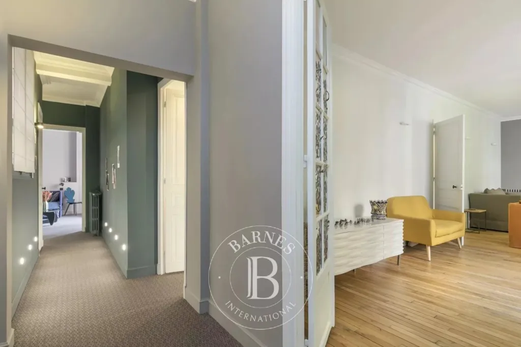 Séjour - Appartement avec Cheminée dans un Immeuble Ancien à Paris