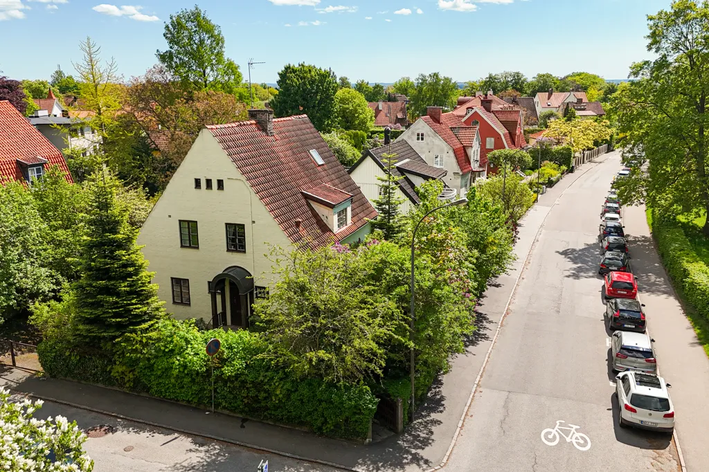 Vue aérienne - 20s Classicist Villa with Garden in Lund