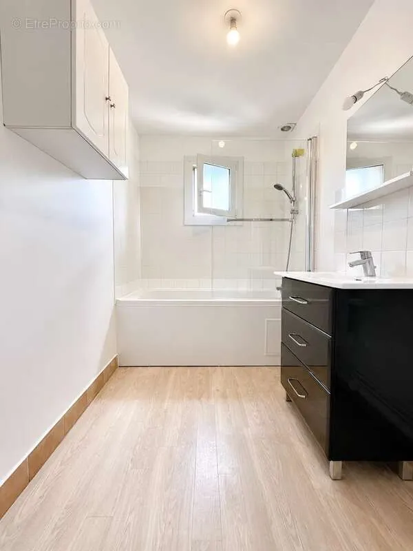Vannitoad - Duplex with Private Parking in Gravigny