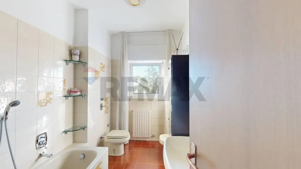 Salles de bain - Four-Bedroom Apartment with Balcony in Milan
