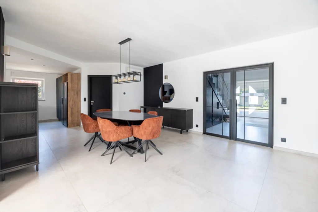 Sala da pranzo - Detached Villa with Pool in Quiet Residential Area