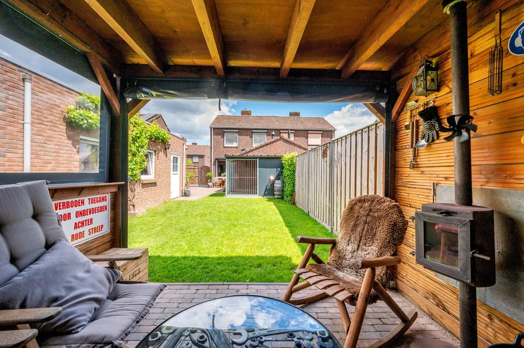 Terrasse - Modernised Two-Storey House with Garden in Reuver