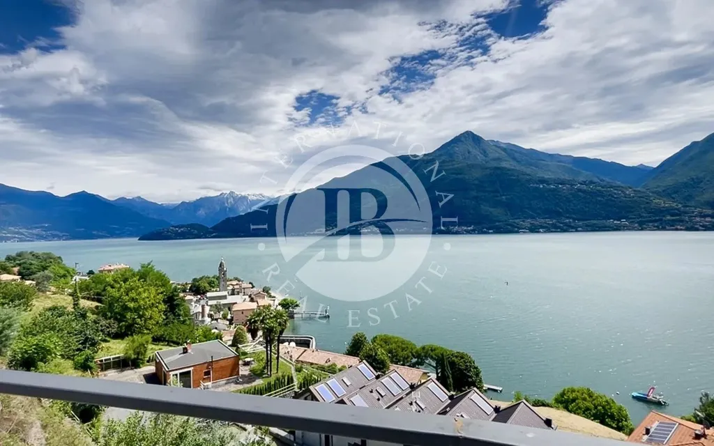 Terrazza - Penthouse with Lake View and Solarium in Como