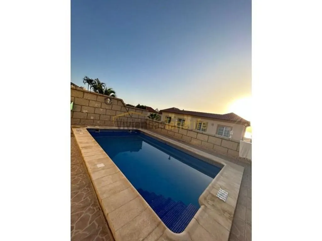 Piscine - Luxury Chalet with Pool in Playa del Duque