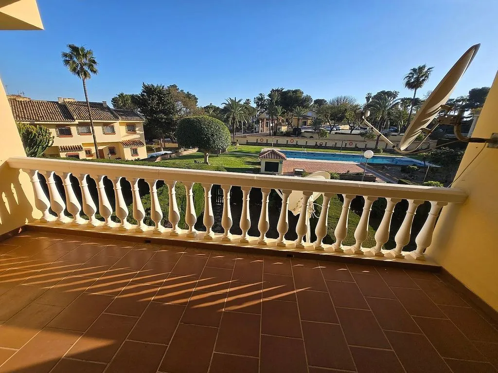 Balcon - Semi-Detached House with Pool in Benalmádena