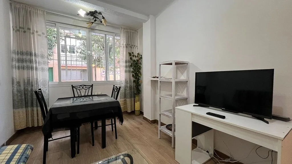 Elutuba - 3-Bedroom Flat with Central Location in Alcorcón
