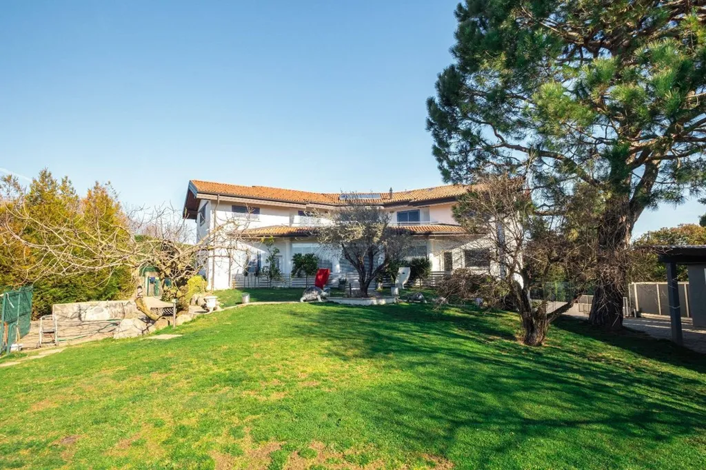 Aed - Modern Villa with Pool in Capiago Intimiano