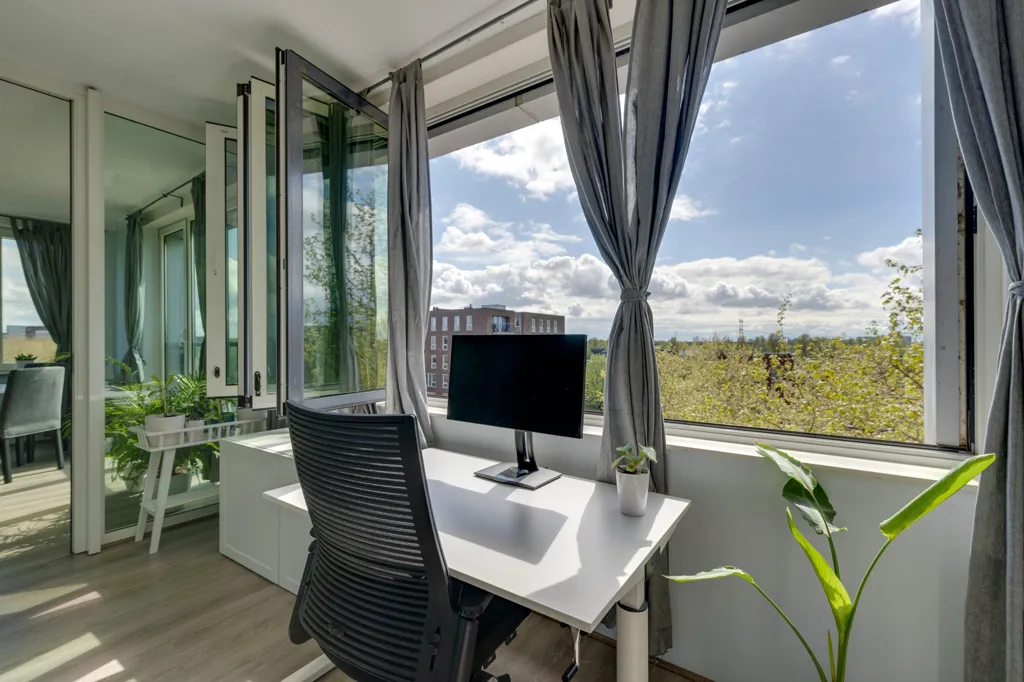 Bureau - Modern Apartment with Loggia in Amsterdam