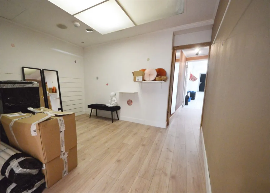 Rooms - Commercial Unit with High Visibility in Geraardsbergen