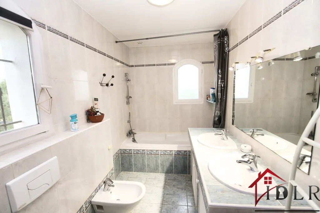 Salles de bain - Villa Contemporaine avec Piscine à Pierrefeu-du-Var