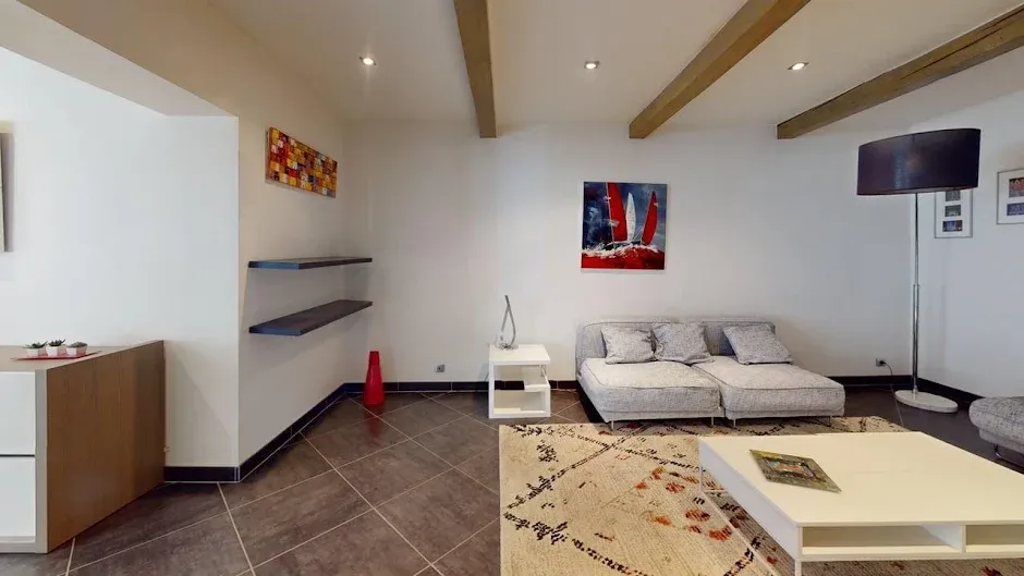 Séjour - Maison Rénovée avec Garage à Vaulx-en-Velin