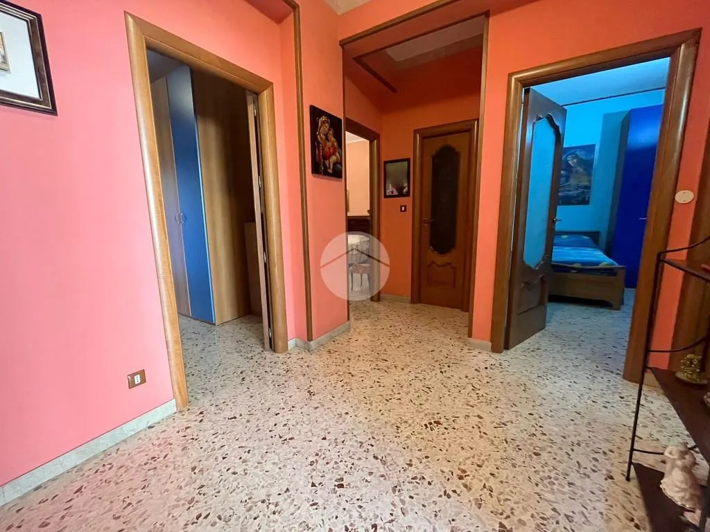 Entrée - 1970s Apartment with Balcony in Palermo