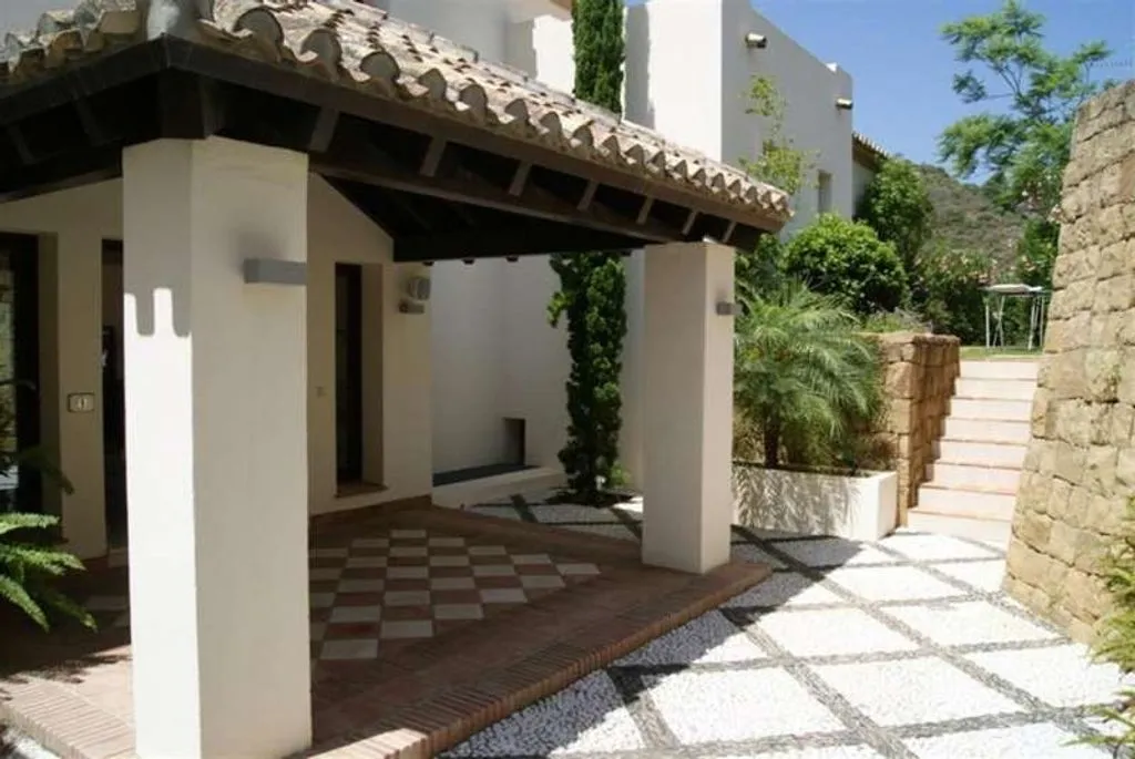 Terrass - South-Facing Villa with Infinity Pool in Marbella