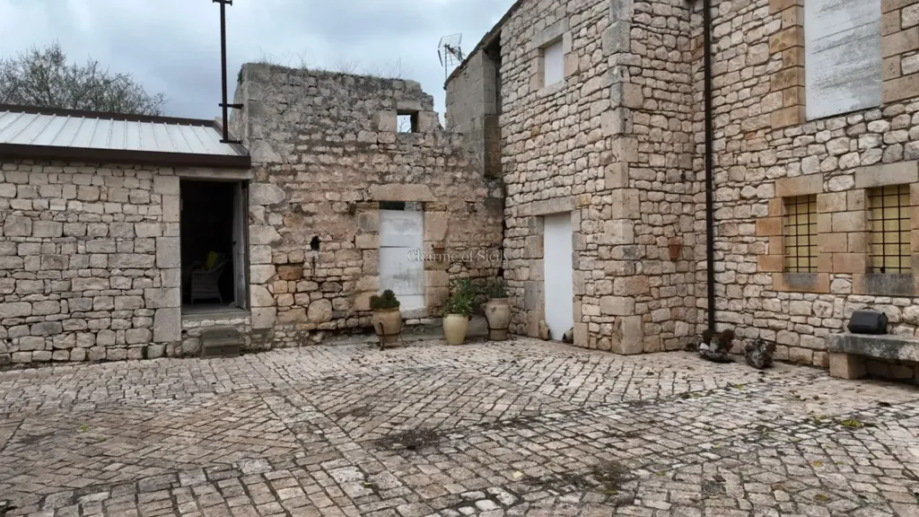 Garden - Historic Stone Villa with Garden in Modica