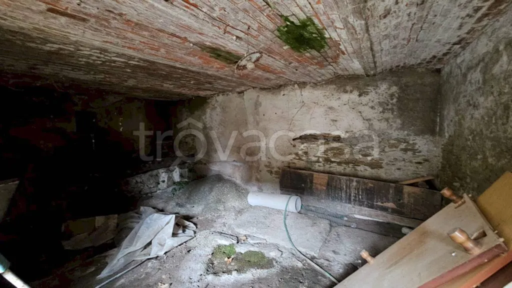 Pièces - Rustic Property with Garden in Paesana