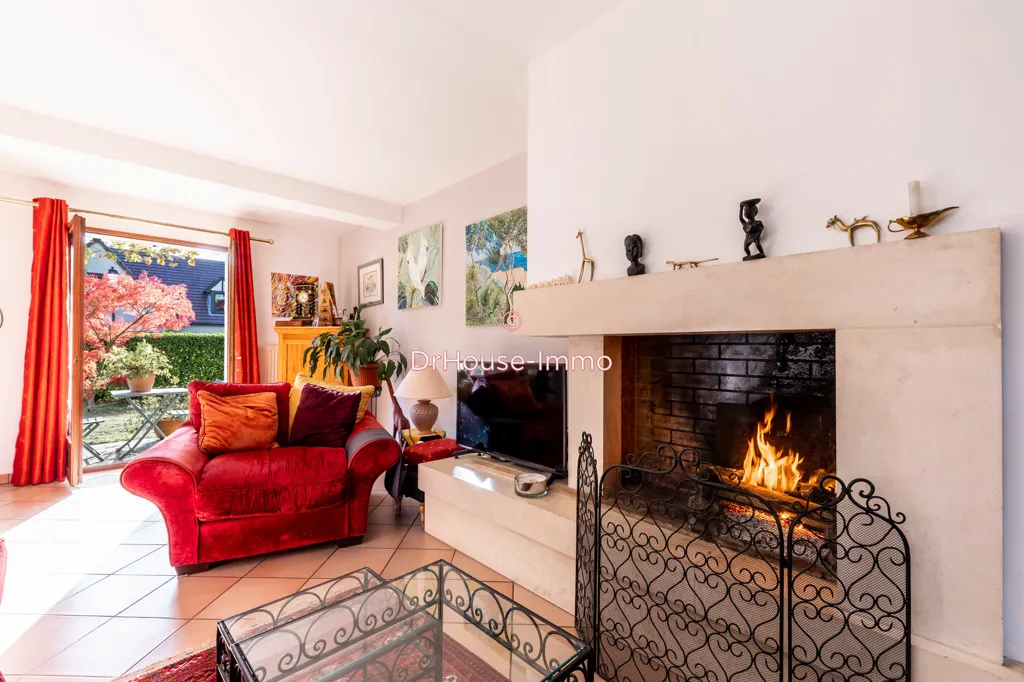 Elutuba - House with Garden in Dampierre-en-Yvelines