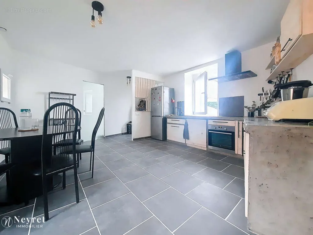 Cuisine - Maison de Ville avec Cour Privative à Communay