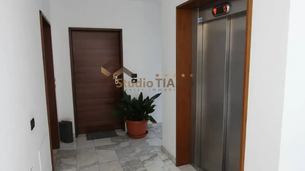 Entrée - Modern Flat with West Exposure in Rende