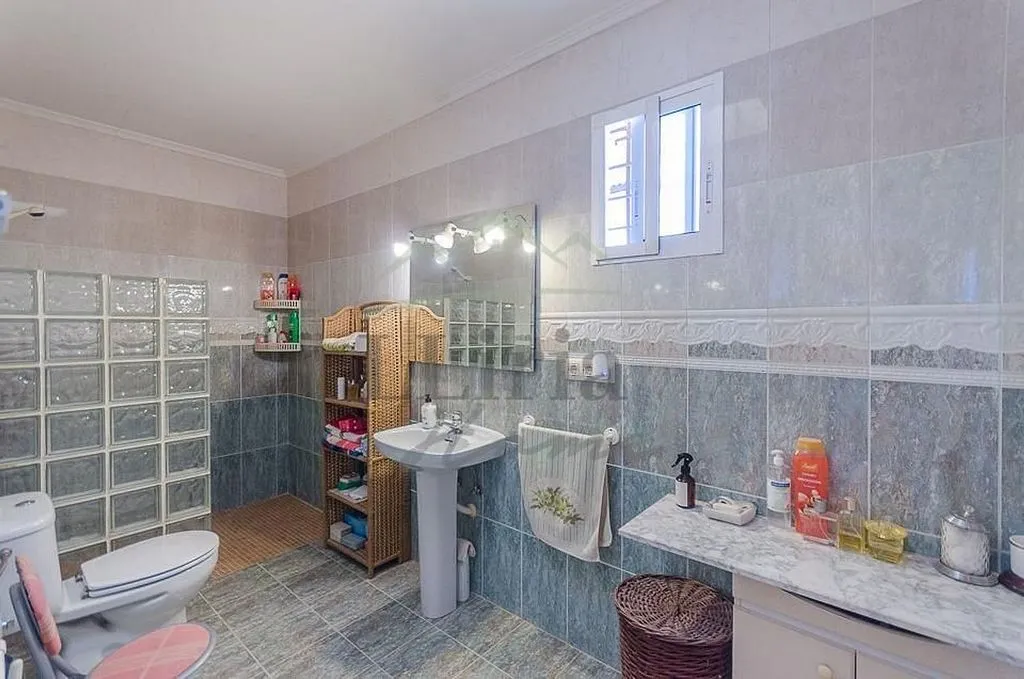 Salles de bain - Rustic Farmhouse with Pool in Villamarchante