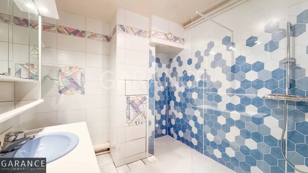Bathrooms - 6-Piece Flat with Balcony in Alésia