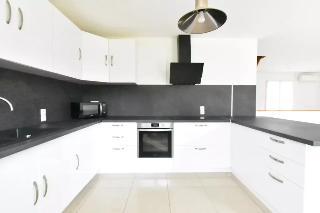 Köök - Property with Garden and Balcony in Central Location