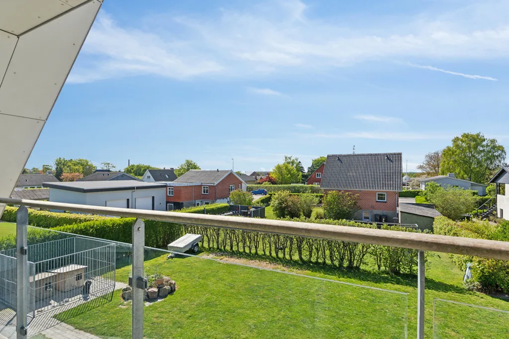 Balcon - Villa with Red Brick Facade in Als