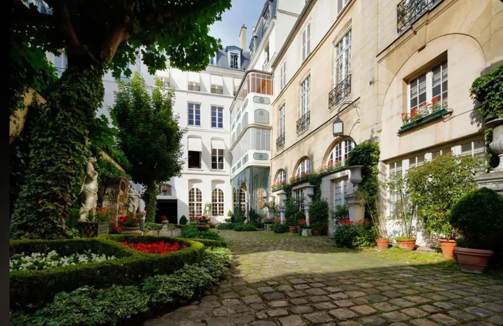 Aed - Commercial Offices in Historic Courtyard, Paris