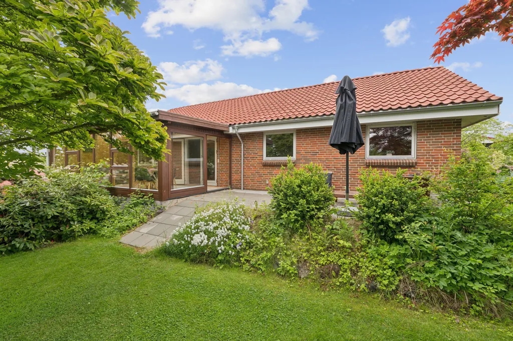 Aed - 1-Storey Villa with Garden in Humble