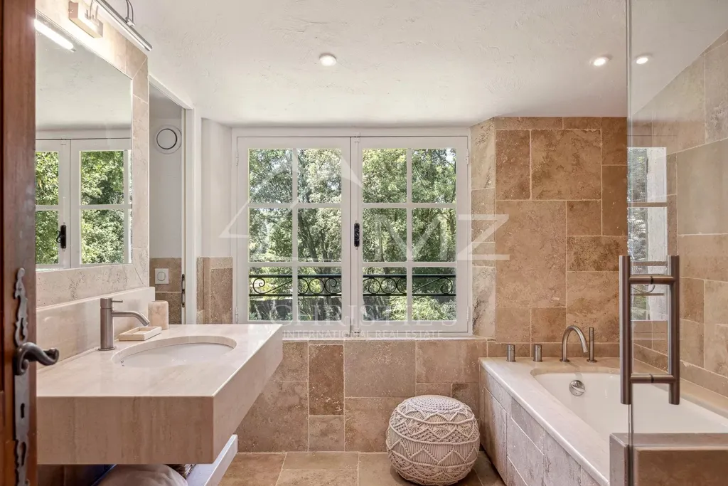 Bathrooms - Provencal Villa with Pool near Saint-Paul-de-Vence