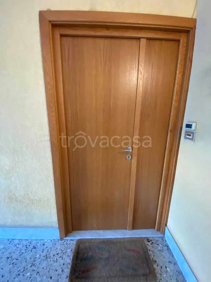 Entrée - Rear-Facing Apartment with Balcony in Saluzzo