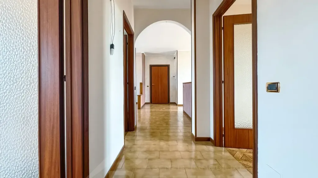 Entrée - Trilocale with Private Garden in Momo
