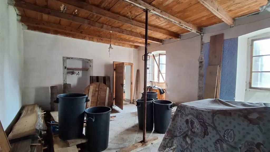 Toad - Quadrilocale to Renovate in Samolaco