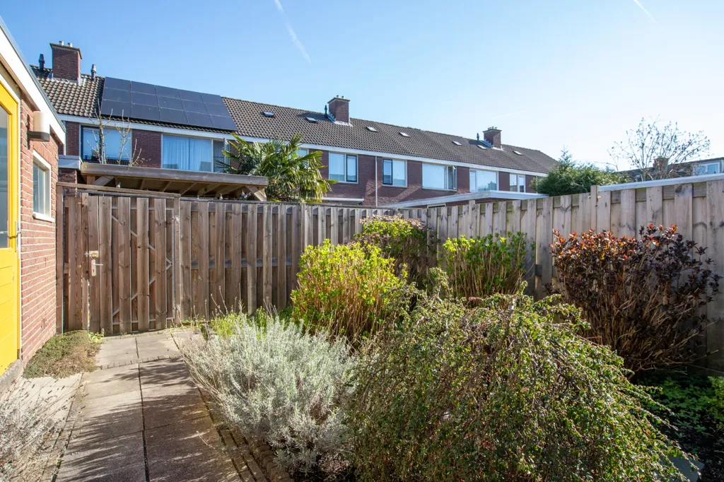 Aed - End-Terrace House with Garden in Gouda