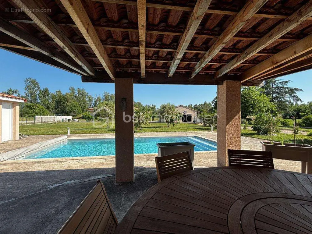 Piscine - Villa de Plain-Pied avec Piscine au Coufouleux