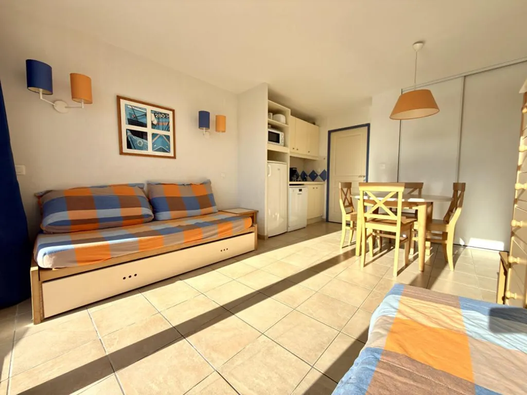 Elutuba - 2-Bed Apartment with Terrace in Le Barcarès