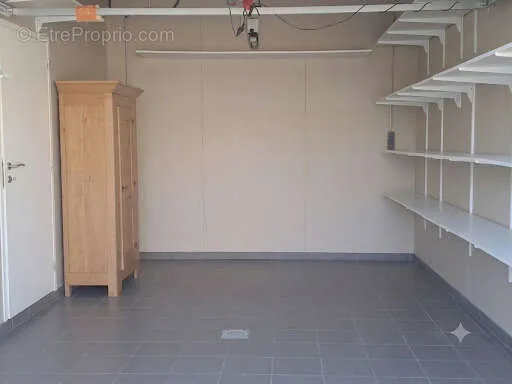 Garage - Maison Contemporaine avec Piscine à Saint-Priest