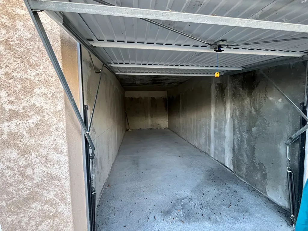 Garage - Appartement T2 avec Terrasse à Réallon