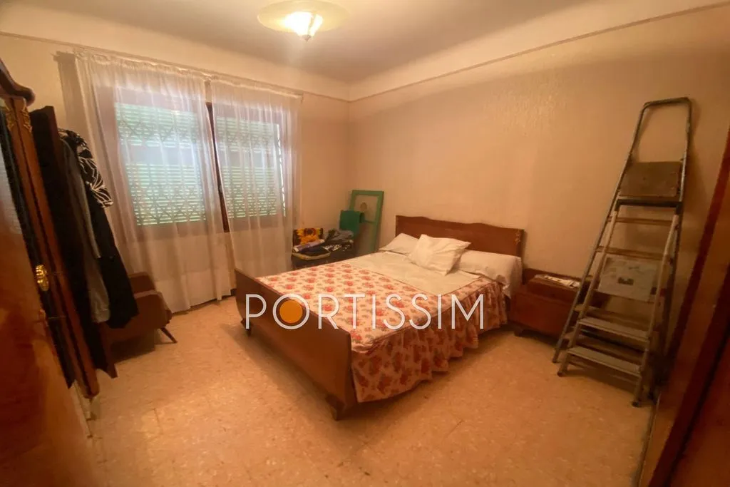 Chambres - Villa à Rénover avec Vue Mer à Saint-Laurent-du-Var