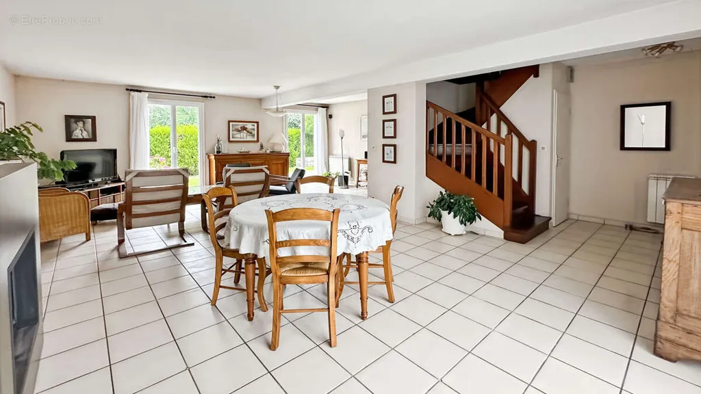 Salle à manger - Maison de 7 Pièces avec Jardin à Courdimanche