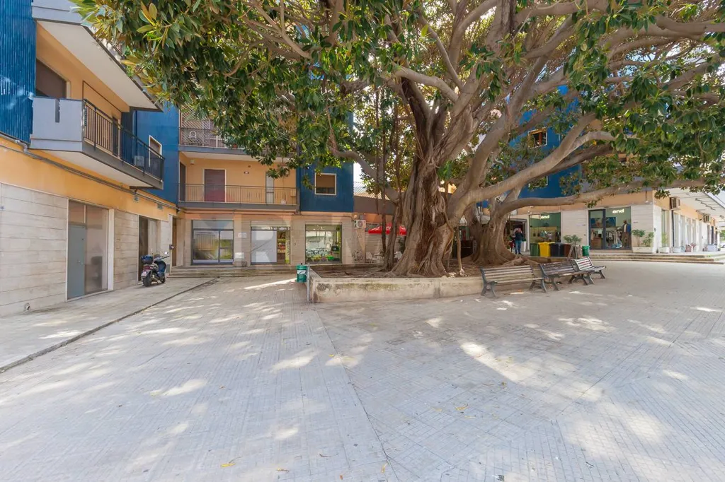 Commercial Space with 5 Windows in Siracusa
