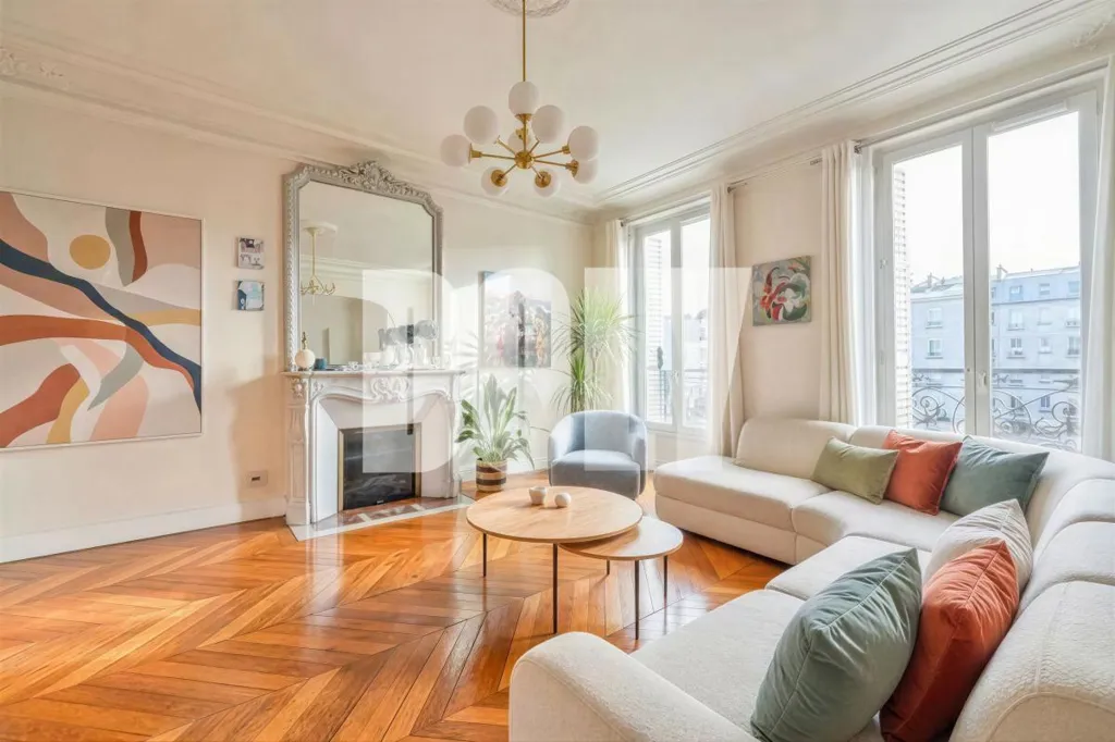 Living Room - 5-Piece Apartment with Balcony in Saint-Mandé