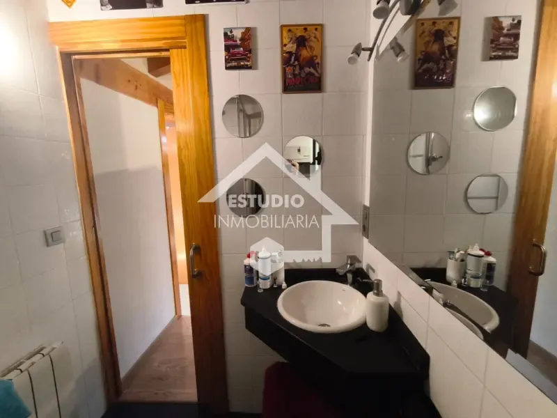 Bathrooms - Modern Loft with Wood Beams in Logroño