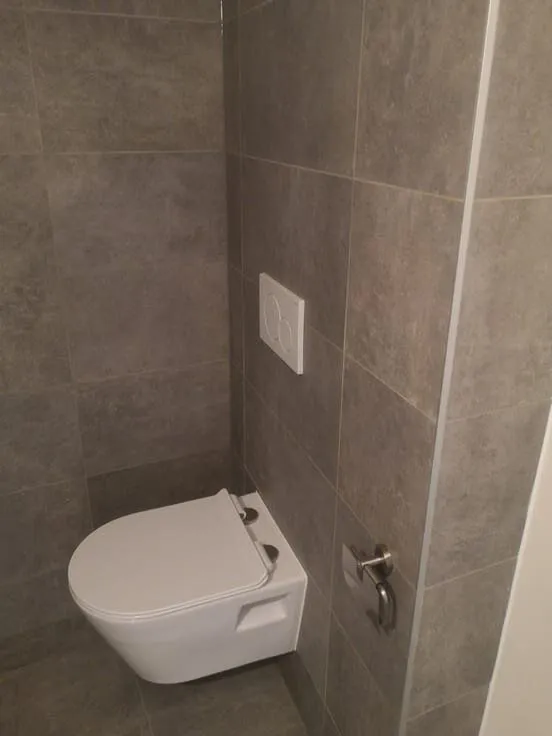 Salles de bain - Appartement Moderne avec Vue sur la Place à Beringen