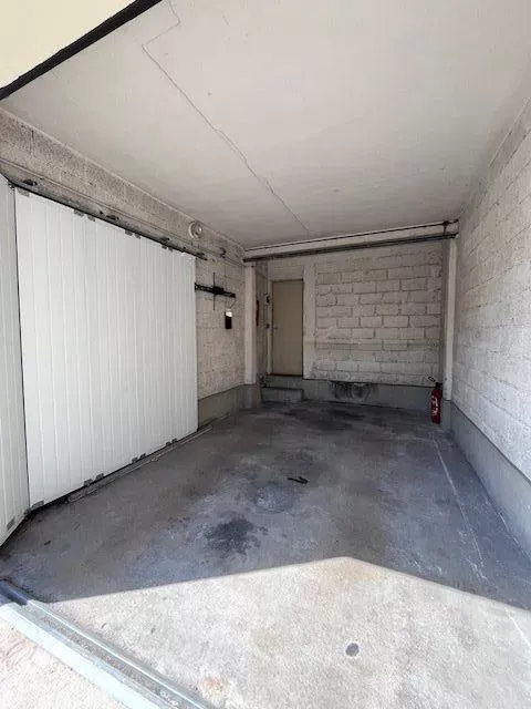 Garage - Spacious Apartment with Balcony in Troyes Centre