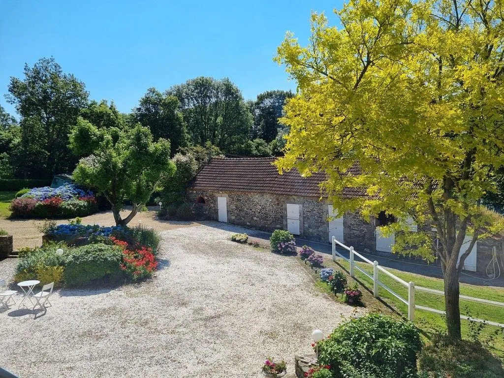 Aed - Farmhouse with Equestrian Features in La Roche-Maurice